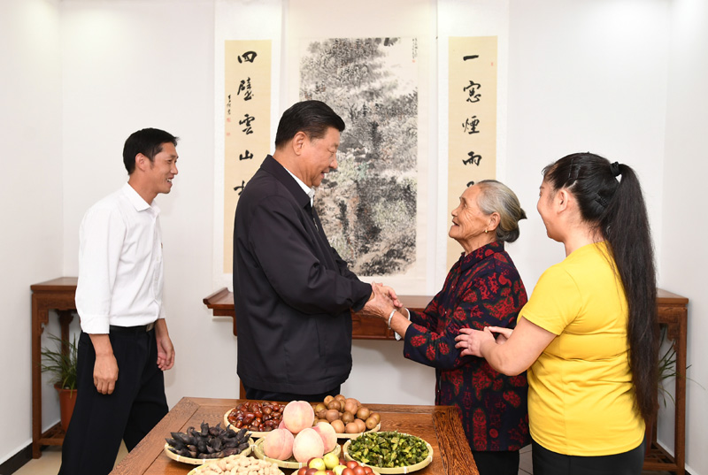 　　9月16日至18日，中共中央總書記、國家主席、中央軍委主席習近平在河南考察。這是16日下午，習近平在信陽市新縣田鋪鄉(xiāng)田鋪大塆“老家寒舍”民宿店，同店主一家親切交談。 新華社記者 謝環(huán)馳 攝