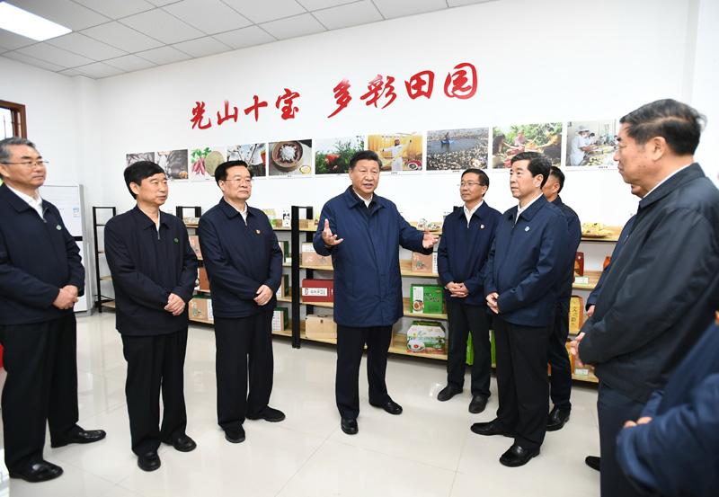 9月16日至18日，中共中央總書記、國家主席、中央軍委主席習近平在河南考察。這是17日上午，習近平在信陽市光山縣文殊鄉(xiāng)東岳村文化接待中心，了解光山縣脫貧工作和中辦在光山縣扶貧工作情況。新華社記者 謝環(huán)馳 攝