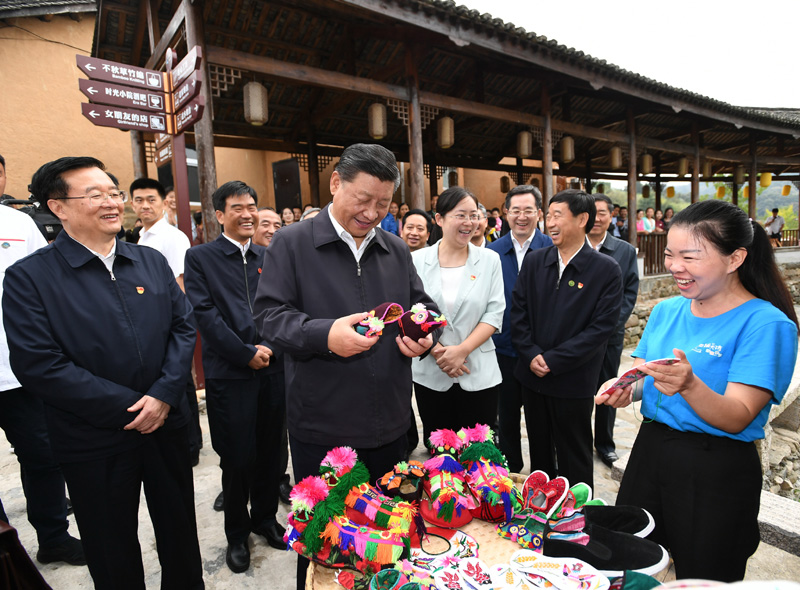 　　9月16日至18日，中共中央總書記、國家主席、中央軍委主席習近平在河南考察。這是16日下午，習近平在信陽市新縣田鋪鄉(xiāng)田鋪大塆考察調(diào)研。 新華社記者 謝環(huán)馳 攝