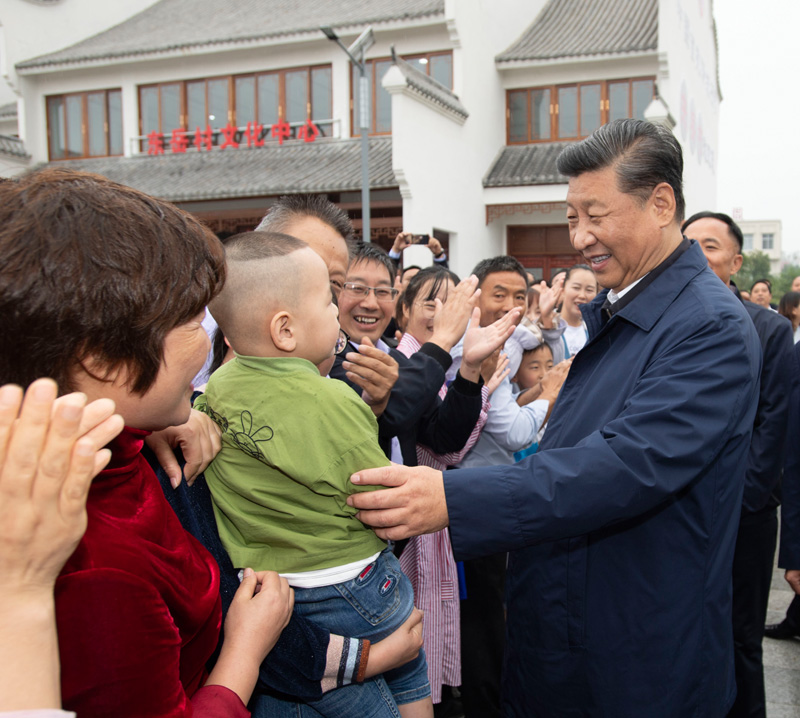 9月16日至18日，中共中央總書記、國家主席、中央軍委主席習近平在河南考察。這是17日上午，習近平在信陽市光山縣文殊鄉(xiāng)東岳村同鄉(xiāng)親們親切交流，祝愿鄉(xiāng)親們生活芝麻開花節(jié)節(jié)高。新華社記者 謝環(huán)馳 攝