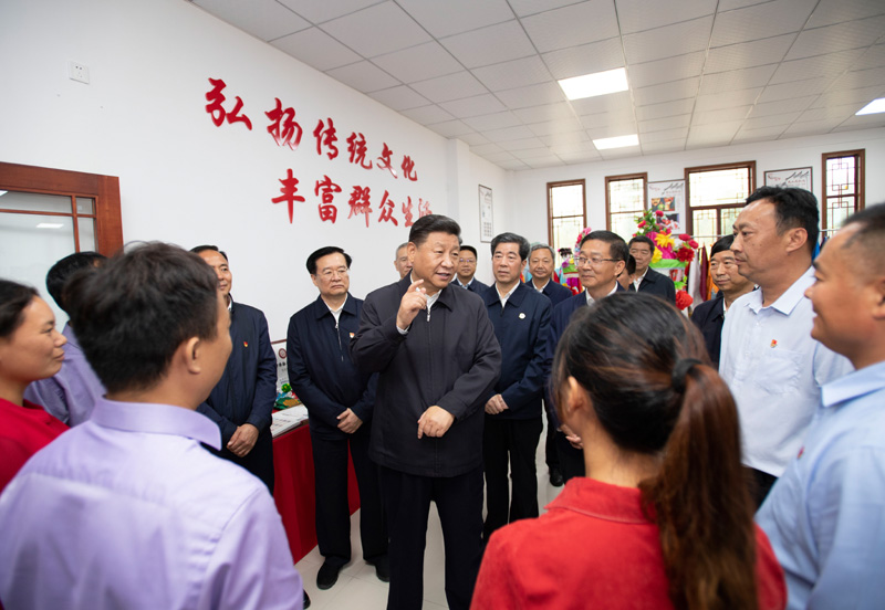 9月16日至18日，中共中央總書記、國家主席、中央軍委主席習近平在河南考察。這是17日上午，習近平在信陽市光山縣文殊鄉(xiāng)東岳村文化接待中心，同當?shù)孛撠氈赂粠ь^人親切交流，勉勵他們帶動更多鄉(xiāng)親們致富。新華社記者 謝環(huán)馳 攝
