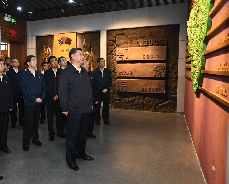 9月16日至18日，中共中央總書記、國家主席、中央軍委主席習近平在河南考察。這是16日下午，習近平來到位于信陽市新縣的鄂豫皖蘇區(qū)首府烈士陵園，瞻仰革命烈士紀念堂。 新華社記者 謝環(huán)馳 攝