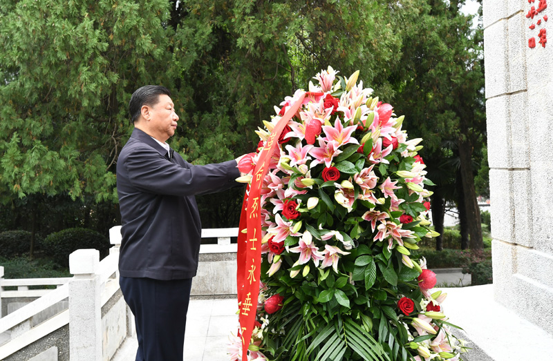 　　9月16日至18日，中共中央總書記、國家主席、中央軍委主席習近平在河南考察。這是16日下午，習近平來到位于信陽市新縣的鄂豫皖蘇區(qū)首府烈士陵園，瞻仰革命烈士紀念碑，向革命先烈敬獻花籃。 新華社記者 謝環(huán)馳 攝