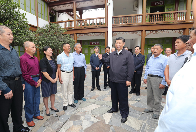 　　9月16日至18日，中共中央總書記、國家主席、中央軍委主席習近平在河南考察。這是16日下午，習近平在位于信陽市新縣的鄂豫皖蘇區(qū)首府革命博物館，同當?shù)丶t軍后代、革命烈士家屬代表親切交談。 新華社記者 鞠鵬 攝