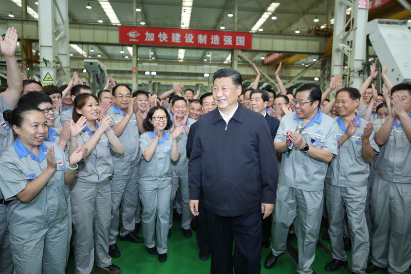 9月16日至18日，中共中央總書記、國家主席、中央軍委主席習近平在河南考察。這是17日下午，習近平在鄭州煤礦機械集團股份有限公司總裝車間同工人們親切交流，鼓勵他們加強自主創(chuàng)新，爭創(chuàng)發(fā)展戰(zhàn)略優(yōu)勢。新華社記者 鞠鵬 攝