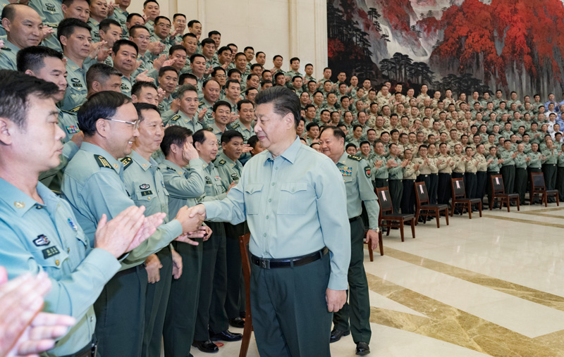 9月16日至18日，中共中央總書記、國家主席、中央軍委主席習近平在河南考察。這是18日上午，習近平在鄭州親切接見駐河南部隊副師職以上領(lǐng)導(dǎo)干部和團級單位主官，代表黨中央和中央軍委向駐河南部隊全體官兵致以誠摯問候。新華社記者 李剛 攝
