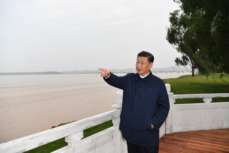 9月16日至18日，中共中央總書記、國家主席、中央軍委主席習近平在河南考察。這是17日下午，習近平在鄭州黃河國家地質(zhì)公園，眺望黃河鄭州段。新華社記者 謝環(huán)馳 攝