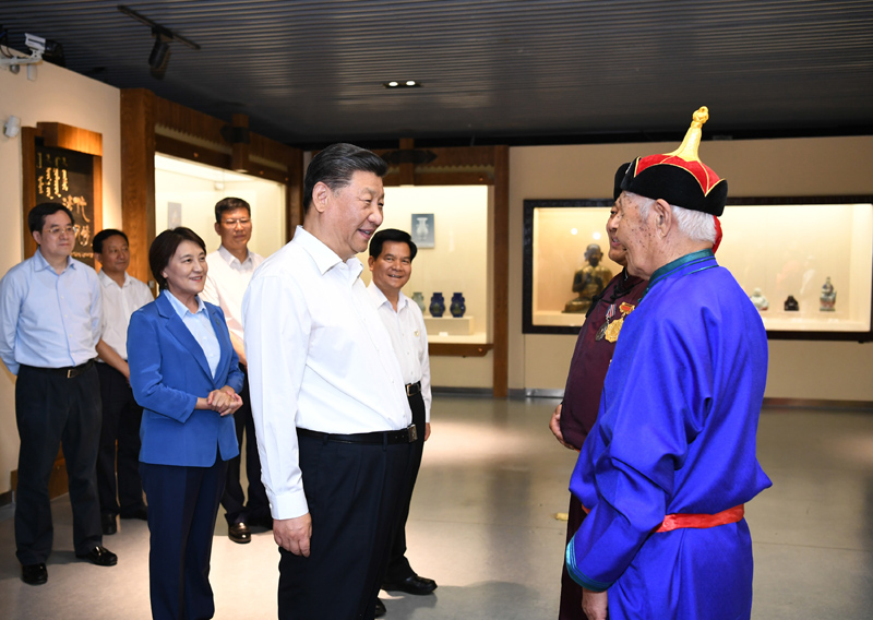 7月15日至16日，中共中央總書記、國(guó)家主席、中央軍委主席習(xí)近平在內(nèi)蒙古考察并指導(dǎo)開展“不忘初心、牢記使命”主題教育。這是15日上午，習(xí)近平在赤峰博物館同古典民族史詩(shī)《格薩（斯）爾》非物質(zhì)文化遺產(chǎn)傳承人親切交談。