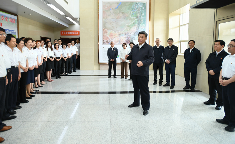 7月15日至16日，中共中央總書記、國(guó)家主席、中央軍委主席習(xí)近平在內(nèi)蒙古考察并指導(dǎo)開展“不忘初心、牢記使命”主題教育。這是16日上午，習(xí)近平到內(nèi)蒙古自治區(qū)自然資源廳，實(shí)地調(diào)研指導(dǎo)開展“不忘初心、牢記使命”主題教育。