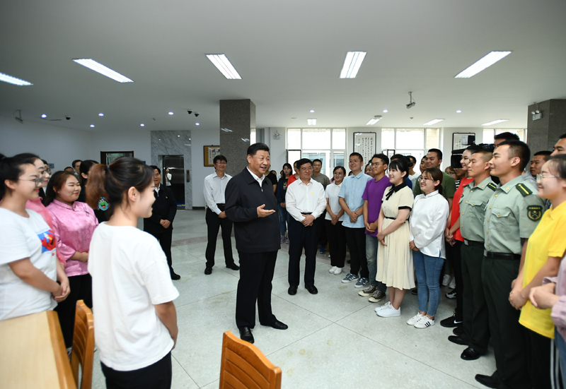 7月15日至16日，中共中央總書記、國(guó)家主席、中央軍委主席習(xí)近平在內(nèi)蒙古考察并指導(dǎo)開展“不忘初心、牢記使命”主題教育。這是16日上午，習(xí)近平在內(nèi)蒙古大學(xué)圖書館同學(xué)生們親切交談，勉勵(lì)他們志存高遠(yuǎn)、腳踏實(shí)地、發(fā)奮圖強(qiáng)。