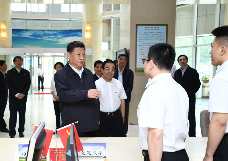 7月15日至16日，中共中央總書記、國(guó)家主席、中央軍委主席習(xí)近平在內(nèi)蒙古考察并指導(dǎo)開展“不忘初心、牢記使命”主題教育。這是16日上午，習(xí)近平在內(nèi)蒙古自治區(qū)自然資源廳自然資源政務(wù)大廳同工作人員交談，了解開展主題教育和落實(shí)便捷高效政務(wù)服務(wù)等情況。