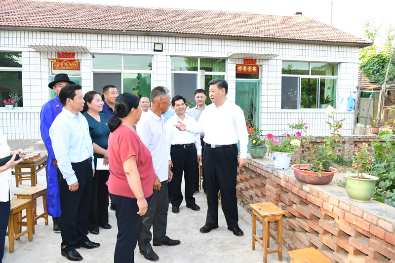 7月15日至16日，中共中央總書記、國(guó)家主席、中央軍委主席習(xí)近平在內(nèi)蒙古考察并指導(dǎo)開展“不忘初心、牢記使命”主題教育。這是15日下午，習(xí)近平在赤峰市喀喇沁旗河南街道馬鞍山村村民張國(guó)利家，同基層干部群眾代表親切交流。