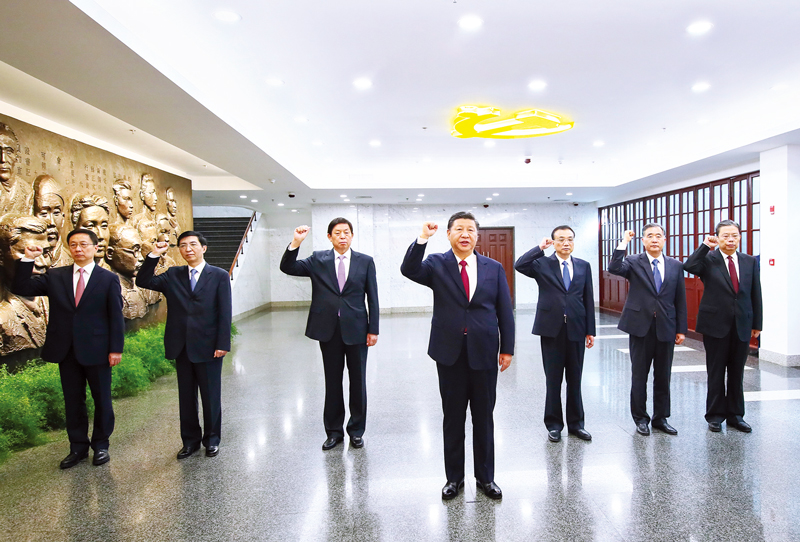 　2017年10月31日，中共中央總書記、國家主席、中央軍委主席習(xí)近平帶領(lǐng)中共中央政治局常委李克強(qiáng)、栗戰(zhàn)書、汪洋、王滬寧、趙樂際、韓正，瞻仰上海中共一大會(huì)址和浙江嘉興南湖紅船。這是31日上午，在上海中共一大會(huì)址紀(jì)念館，習(xí)近平帶領(lǐng)其他中共中央政治局常委同志一起重溫入黨誓詞。 新華社記者 蘭紅光/攝