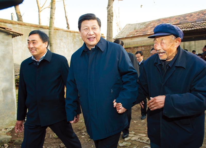 　2013年11月24日至28日，中共中央總書記、國家主席、中央軍委主席習(xí)近平在山東考察。 這是25日下午，習(xí)近平在地處沂蒙老區(qū)的臨沭縣曹莊鎮(zhèn)朱村親切地拉著83歲的“老支前”王克昌的手去他家看望。 新華社記者 謝環(huán)馳/攝