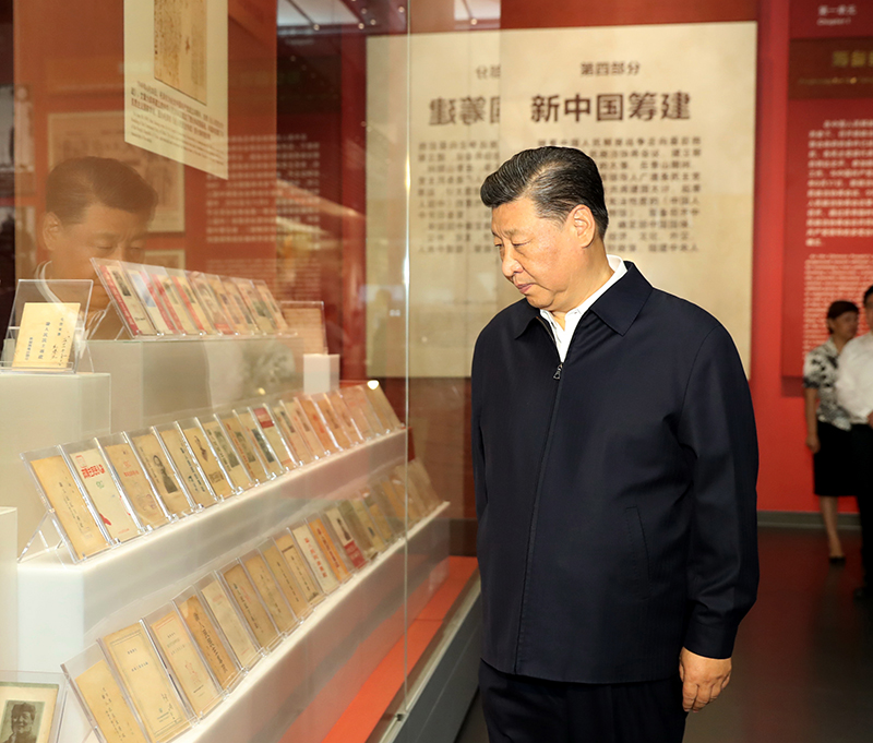 9月12日，中共中央總書(shū)記、國(guó)家主席、中央軍委主席習(xí)近平視察中共中央北京香山革命紀(jì)念地。這是習(xí)近平在香山革命紀(jì)念館參觀《為新中國(guó)奠基》主題展覽。