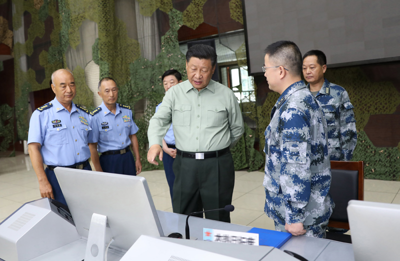 8月22日，中共中央總書記、國家主席、中央軍委主席習(xí)近平到空軍某基地視察。這是習(xí)近平察看基地作戰(zhàn)指揮中心，了解戰(zhàn)備值班和訓(xùn)練情況。