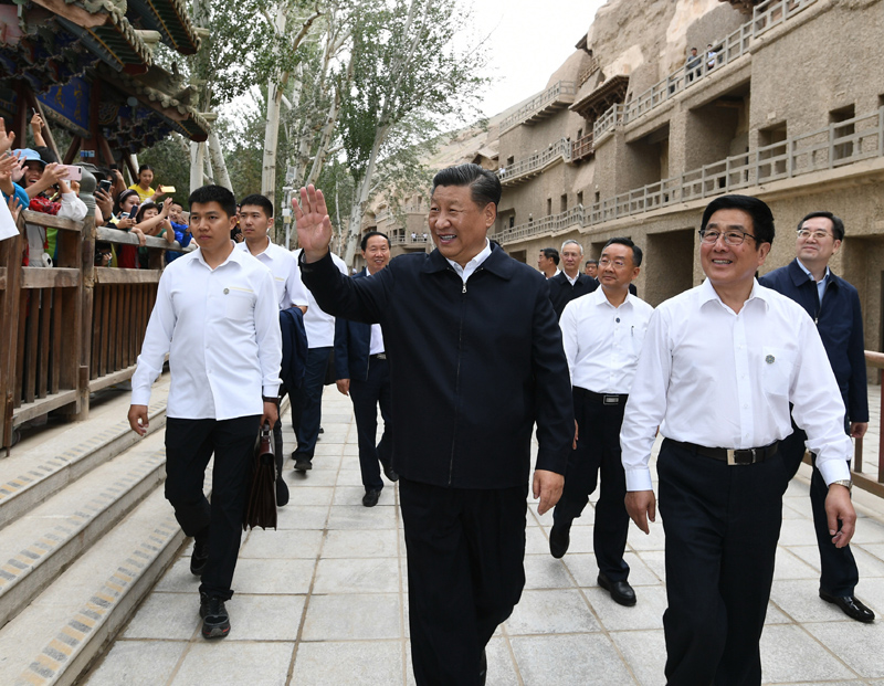 8月19日至22日，中共中央總書記、國家主席、中央軍委主席習近平在甘肅考察。這是19日下午，習近平在敦煌莫高窟考察調(diào)研時，向正在參觀的游客親切招手致意。