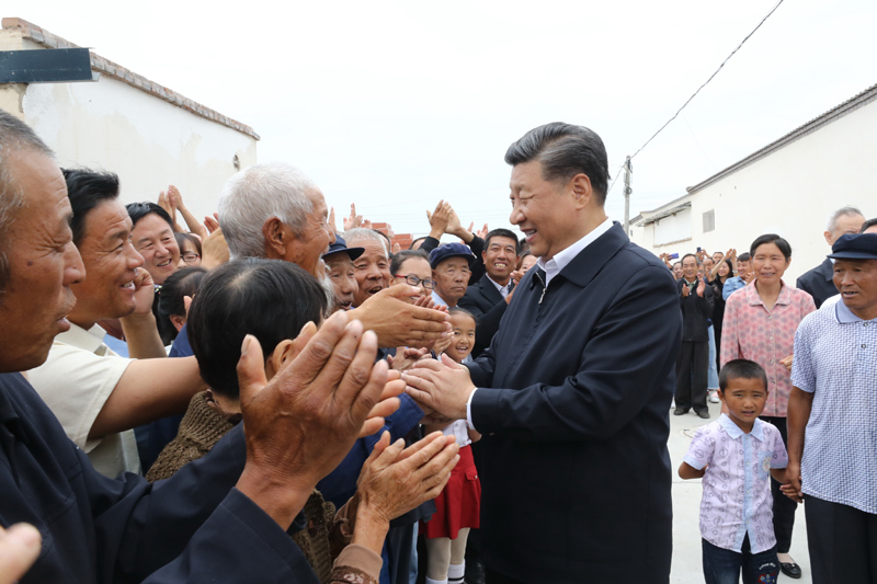 8月19日至22日，中共中央總書記、國家主席、中央軍委主席習近平在甘肅考察。這是21日上午，習近平在武威市古浪縣黃花灘生態(tài)移民區(qū)富民新村同村民親切交談。