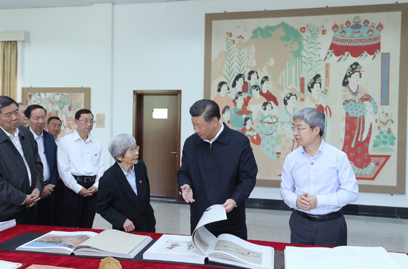 8月19日至22日，中共中央總書記、國家主席、中央軍委主席習近平在甘肅考察。這是19日下午，習近平在敦煌研究院察看珍藏文物和學術(shù)成果展示，了解文物保護和研究、弘揚優(yōu)秀歷史文化情況。
