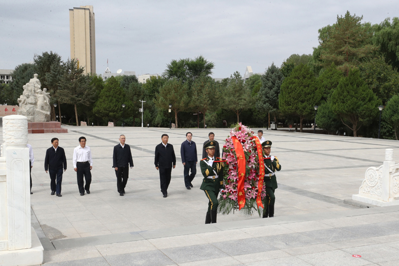 8月19日至22日，中共中央總書記、國家主席、中央軍委主席習近平在甘肅考察。這是20日上午，習近平來到張掖市高臺縣，瞻仰中國工農(nóng)紅軍西路軍紀念碑，向革命先烈敬獻花籃。