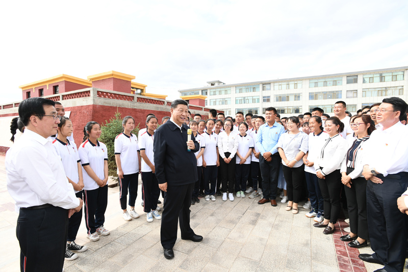 8月19日至22日，中共中央總書記、國家主席、中央軍委主席習近平在甘肅考察。這是20日下午，習近平在張掖市山丹培黎學校同師生親切交流。
