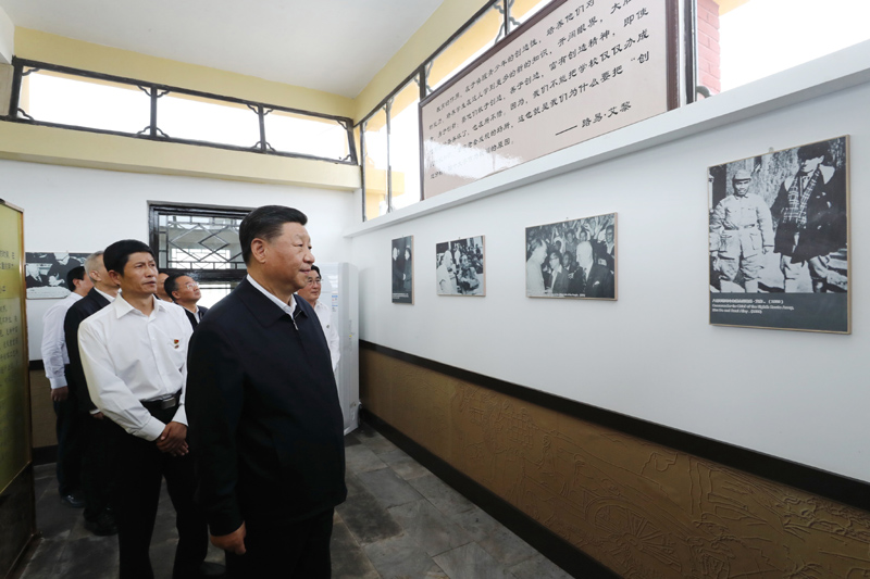 8月19日至22日，中共中央總書記、國家主席、中央軍委主席習近平在甘肅考察。這是20日下午，習近平在張掖市山丹培黎學校參觀學校創(chuàng)辦人路易·艾黎故居。