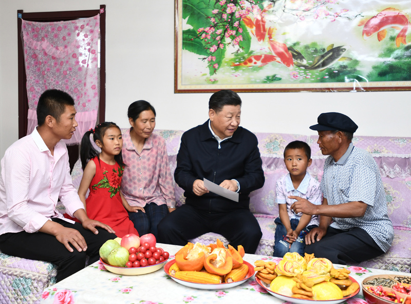8月19日至22日，中共中央總書記、國家主席、中央軍委主席習近平在甘肅考察。這是21日上午，習近平在武威市古浪縣黃花灘生態(tài)移民區(qū)富民新村村民李應(yīng)川家，同李應(yīng)川一家拉家常。
