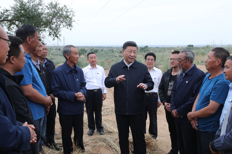8月19日至22日，中共中央總書記、國家主席、中央軍委主席習近平在甘肅考察。這是21日上午，習近平在武威市古浪縣八步沙林場同“六老漢”代表及林場職工親切交談。