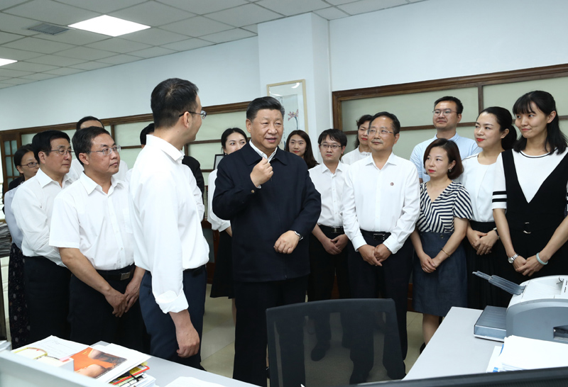 8月19日至22日，中共中央總書記、國家主席、中央軍委主席習近平在甘肅考察。這是21日下午，習近平在《讀者》編輯部同工作人員交流，勉勵他們?yōu)槿嗣裉峁└鄡?yōu)秀精神食糧。