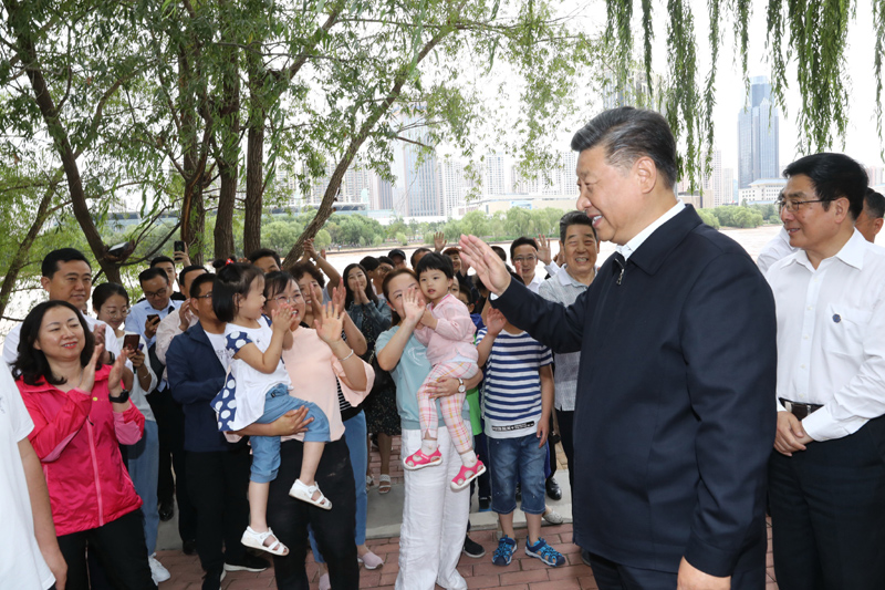 8月19日至22日，中共中央總書記、國家主席、中央軍委主席習近平在甘肅考察。這是21日下午，習近平在蘭州市黃河治理蘭鐵泵站項目點同正在休閑的群眾親切交談。