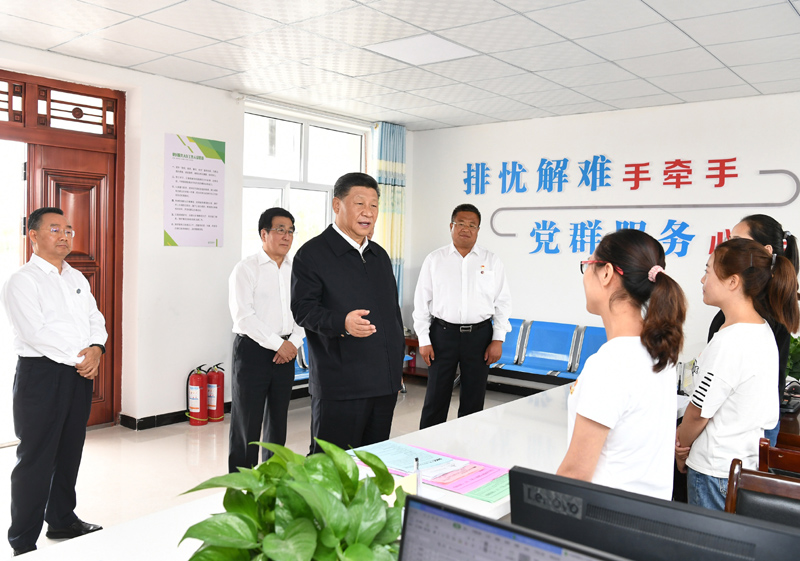 8月19日至22日，中共中央總書記、國家主席、中央軍委主席習近平在甘肅考察。這是21日上午，習近平在武威市古浪縣黃花灘生態(tài)移民區(qū)富民新村黨群服務(wù)中心考察。